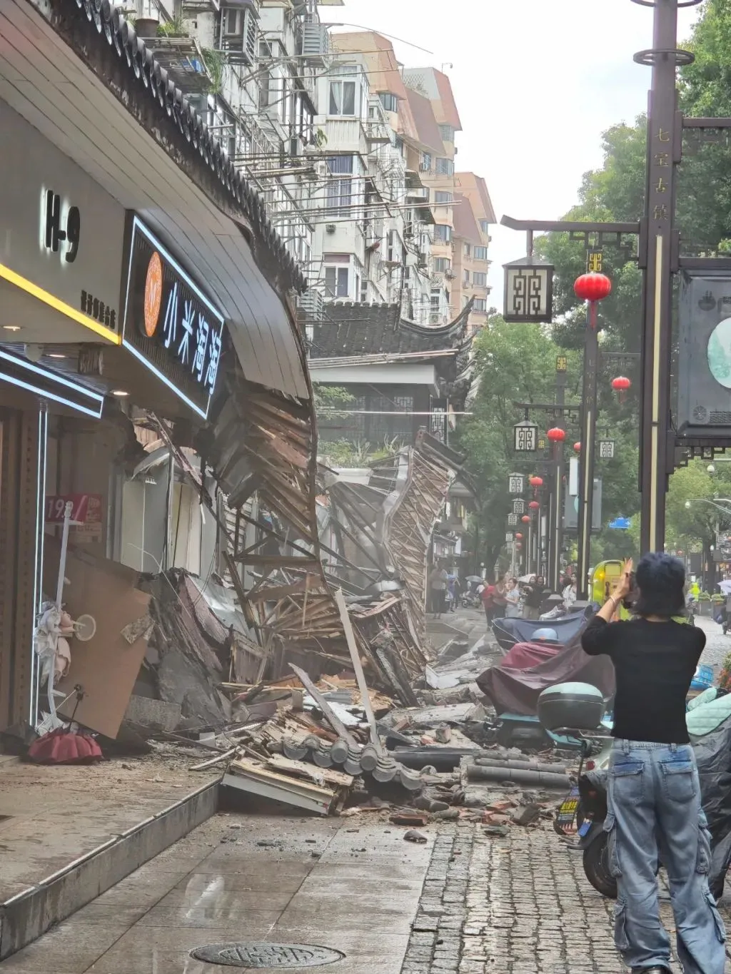 日赢配资 上海一商业街突发门头连片坍塌，当地通报